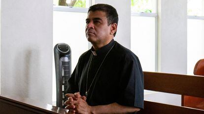 Rolando Álvarez reza en una iglesia de Managua, el 20 de mayo de 2022.