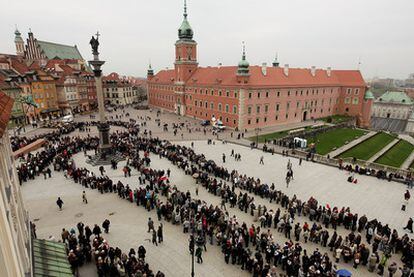 Colas para visitar la capilla ardiente de Lech Kaczynski, instalada en el Palacio Presidencial, en Varsovia.