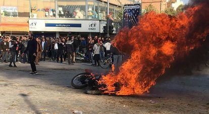 Manifestantes iraníes, en la ciudad de Isfahan, este sábado.