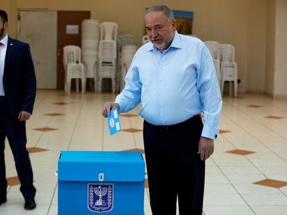 El líder de Israel Nuestra Casa, Avigdor Lieberman, vota el lunes en el asentamiento de Nokdim (Cisjordania).