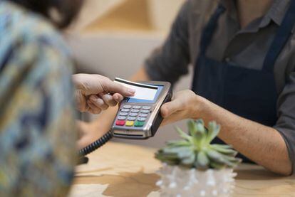 Un cliente paga con su tarjeta de crédito, en una imagen de archivo.