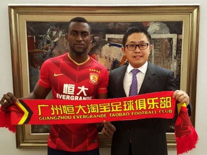 Jackson Mart&iacute;nez posa como nuevo jugador del Guangzhou.