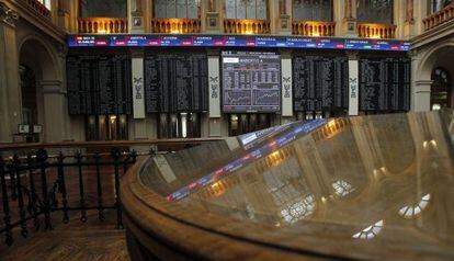 Vista general de las pantallas informativas de la Bolsa de Madrid.