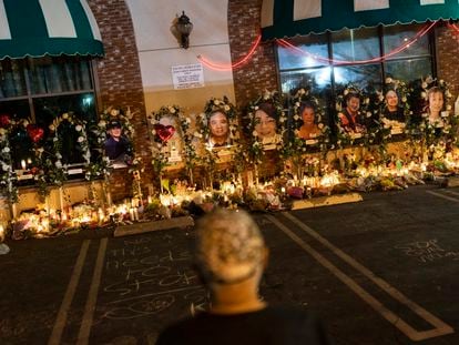 Memorial para las víctimas de un tiroteo en el estudio de baile Star Dance en Monterey Park, California, el 26 de enero 2023.