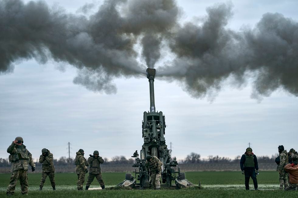 Soldados ucranios disparan a posiciones rusas en Jersón, en el este de Ucrania, el pasado mes de enero.
