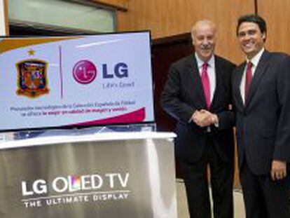 El seleccionador nacional, Vicente del Bosque (a la izquierda), junto al director de Marketing de LG Espa&ntilde;a, Jos&eacute; Mar&iacute;a Zamora.