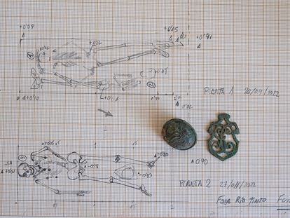 Croquis del enterramiento de Luis Ortega Godoy, fusilado en Ríotinto, con los detalles de los botones encontrados y el dibujo del tricornio, hallado en muy mal estado.