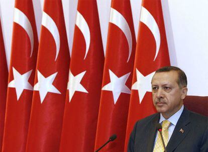 El primer ministro turco, Recep Tayyip Erdogan, durante una reunión el viernes con la cúpula militar en Ankara.