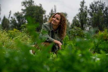 Elena Reygadas, en las huertas de Xochimilco donde compra las verduras.