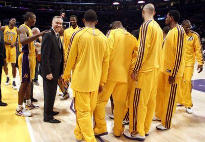 Mike D'Antoni, rodeado por los jugadores de los Lakers, antes del partido ante los Brooklyn Nets