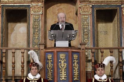 El escritor José Manuel Caballero Bonald durante su discurso de agradecimiento del Premio Cervantes en que ha reivindicado "la potencia consoladora" de la poesía, tan necesaria en un mundo como el actual, "asediado de tribulaciones y menosprecios a los derechos humanos". Caballero Bonald recibe el Premio Cervantes de manos del príncipe Felipe, en una solemne ceremonia que tiene lugar en el paraninfo de la universidad de Alcalá de Henares.