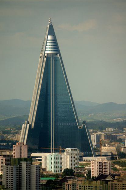 El hotel Ryugyong fue la pirámide maldita desde que en 1992 se interrumpieron sus obras por falta de fondos. Tras década y media con su esqueleto de hormigón a la intemperie, el régimen ha encontrado la manera de financiar su finalización. El brillo de su fachada y su vacío interior son símbolos de una de las ciudades del globo con menor afluencia de turistas.