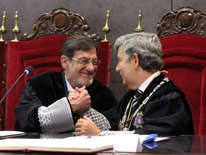 Juan Luis Ibarra recibe la felicitaci&oacute;n de Manuel Fern&aacute;ndez, vocal del Consejo General del Poder Judicial, durante su toma de posesi&oacute;n como presidente del Tribunal Superior vasco.