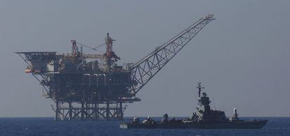 Una barco israelí navega cerca de la plataforma de gas Leviatán.