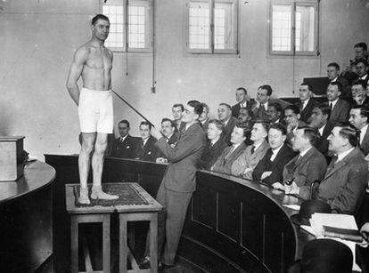 Clase de medicina en el hospital Middlesex de Londres en 1925.