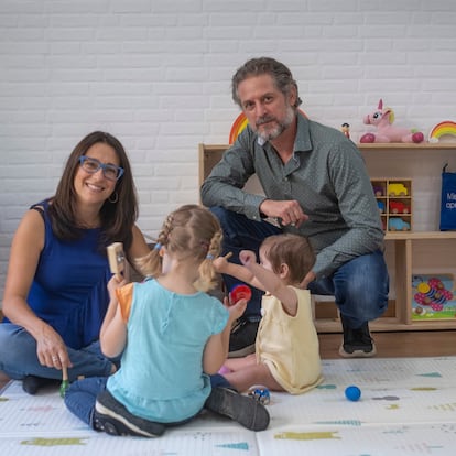 Laura Molero y Alejandro Sánchez Bryanton, junto a sus dos hijas en Sevilla, este jueves.