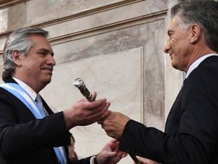 Alberto Fernández y Mauricio Macri, durante la toma de posesión del primero en diciembre de 2019. 