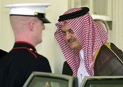 El ministro de Exteriores saudí, Saud al Faisal, ayer, a su llegada a la Casa Blanca.
