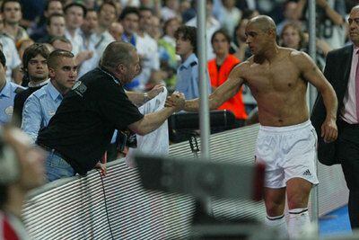 Roberto Carlos entrega su camiseta a Ochaíta, de los Ultras Sur, el sábado tras el Madrid-Racing.