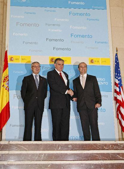 El ministro de Fomento español junto a su homólogo estadouniense y el ministro de Industria, Turismo y Comercio