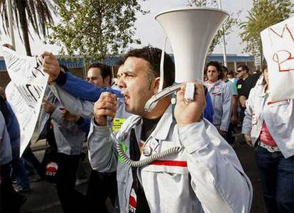 Los trabajadores de la multinacional Nissan, durante una protesta contra el despido de más de 1.600 personas a las puertas de la fábrica en Barcelona.