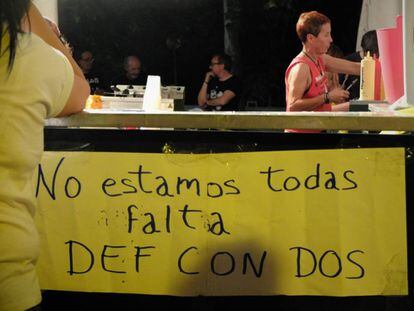Un cartel reivindica la actuación de Def Con Dos, ayer en Tetuán. 