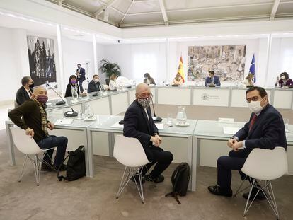 De izquierda a derecha, los secretarios generales de UGT, Pepe Álvarez; y de CC OO, Unai Sordo; junto al presidente de la CEOE, Antonio Garamendi, en una reunión el 7 de marzo.