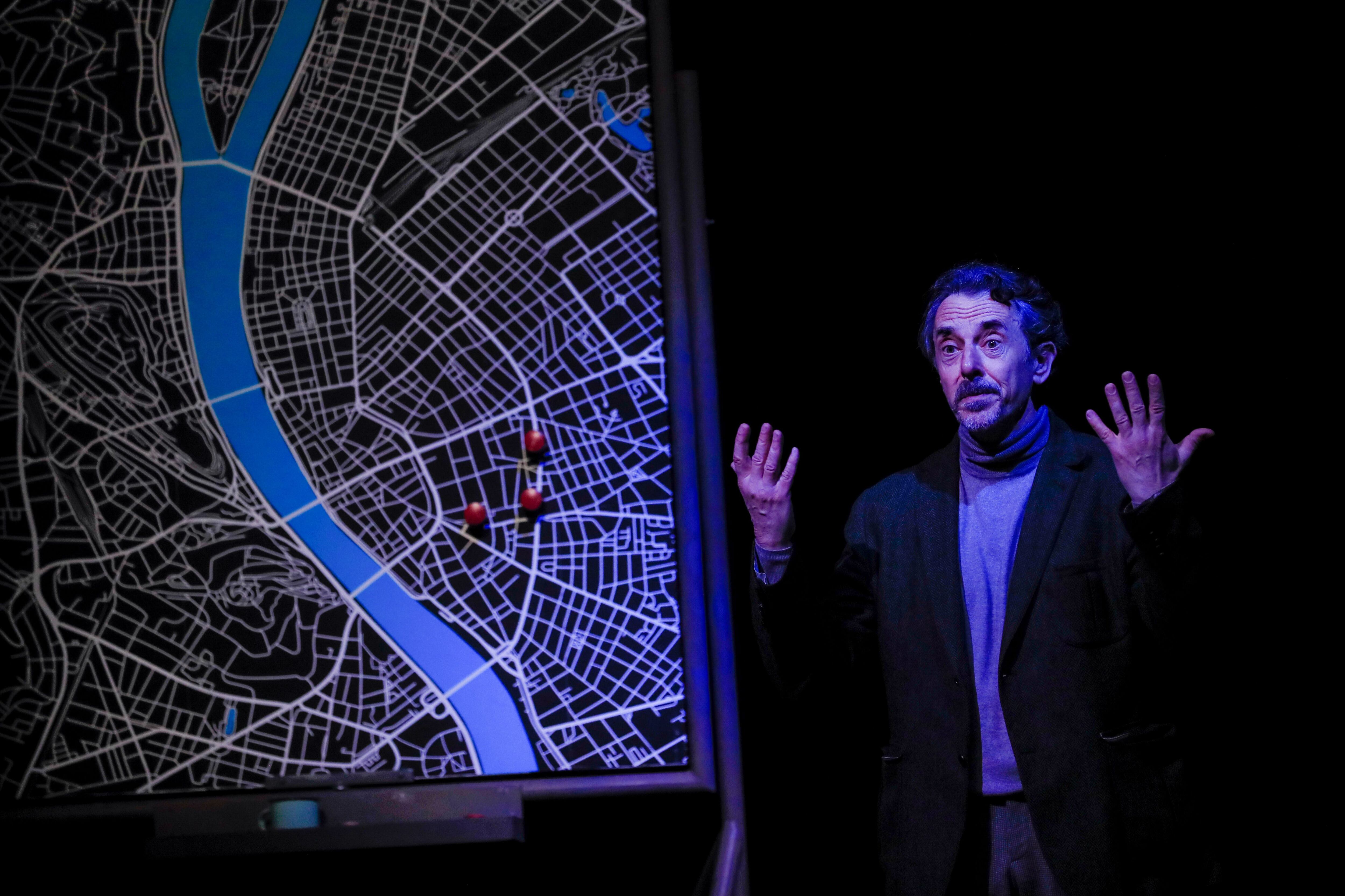 El actor Pere Ponce, durante el pase gráfico de la obra 'Coraje de madre', que dirige Helena Pimienta, el martes 22 de febrero en el Teatro La Abadía, en Madrid.
