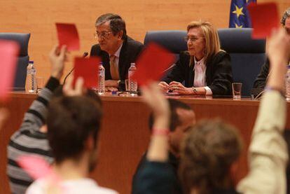 Estudiantes de la Universidad Complutense de Madrid protestan contra Rosa Díez.