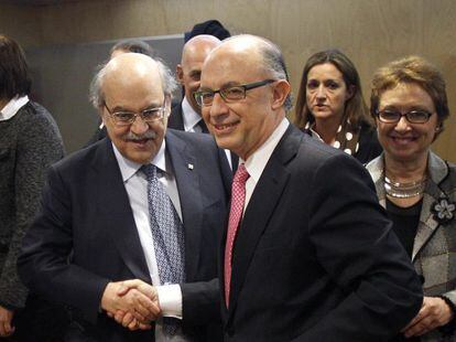 El ministro Cristóbal Montoro saluda al consejero catalán Andreu Mas-Colell tras una reunión con las comunidades en enero.