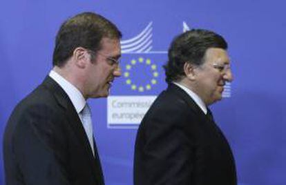 El primer ministro luso, Passos Coelho (izda), y el presidente de la Comisión Europea, Jose Manuel Durao Barroso. EFE/Archivo