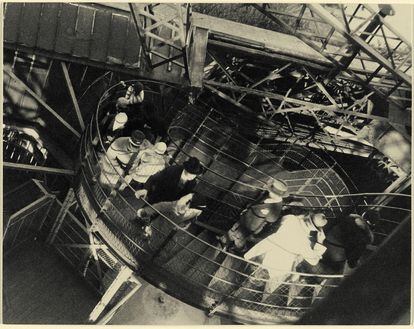 'It's so windy at the Eiffel Tower', 1931.