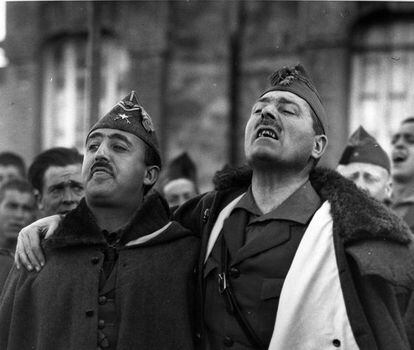 Franco y Millán Astray en el acto fundacional de la Legión.