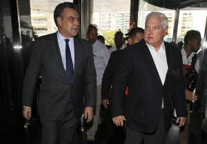 El presidente de Panamá, Ricardo Martinelli (d), y el embajador de España en Panamá, Jesús Silva (i), llegan a un evento público en Ciudad de Panamá (Panamá).
