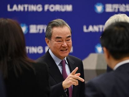 El ministro de Asuntos Exteriores chino, Wang Yi, en la apertura este lunes del foro sobre las relaciones China-EE UU en Pekín.