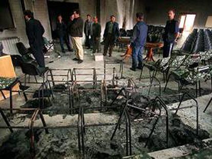 Algunos feligreses observaban ayer los destrozos causados por el incendio en la iglesia evangélica de Arganda.