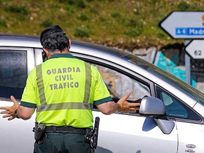 Miembros de la Guardia Civil realizan controles a los conductores en la carretera que da acceso a Navacerrada y Cotos, en Madrid. 