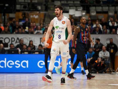 Darío Brizuela durante el partido contra el Barcelona de cuartos de la Copa del Rey en el Palau Municipal d'Esports de Badalona este jueves.