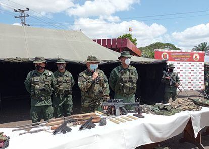 Comandantes de la Zona Operativa de Defensa Integral #31, presentan armamento incautado en la Operación Jiwi, el 11 de febrero de 2021, en Apure, Venezuela.