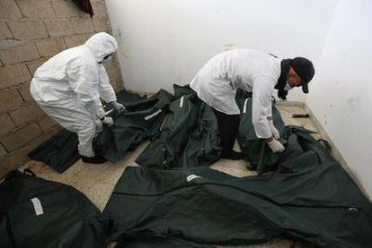 Cadáveres sin identificar, muertos durante las protestas de la última semana, en la morgue de un hospital de la ciudad libia de Bengasi.