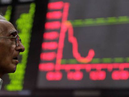 Un hombre observa los paneles en la Bolsa de Karachi, Pakistan