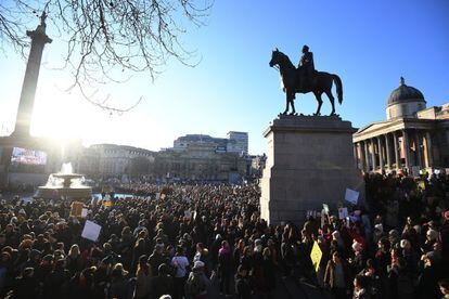 Personas mostrando su oposición a Trump en la plaza de Trafalgar (Londres)