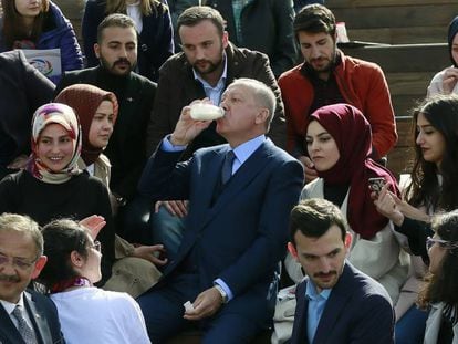 El presidente de Turquía, Tayyip Erdogan, toma un yogur tradicional durante un encuentro con estudiantes en Ankara. este jueves.
 