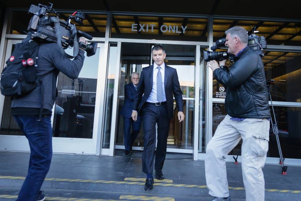 El antiguo CEO de Uber, Travis Kalanick, saliendo de testificar en San Francisco en el juicio entre Waymo (el coche autónomo de Google) y Uber Technologies.