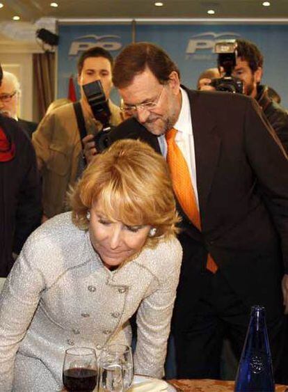 Rajoy y Aguirre coinciden en la cena del PP de Madrid