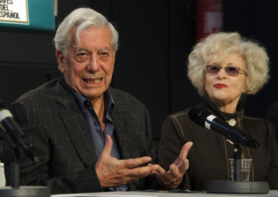 Mario Vargas LLosa y Magüi Mira, durante la presentación de 'Kathie y el hipopótamo'.