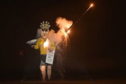 Un muñeco que representa al ciclista Lance Amstrong es quemado en la noche de las hogueras de Eden Bridge, pueblo del condado de Kent (Reino Unido).