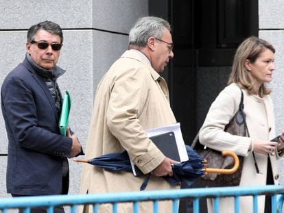 Ignacio González, a la izquierda, llega a la Audiencia Nacional el pasado 17 de octubre para declarar en el 'caso Púnica'. En vídeo, las claves del 'caso Lezo'.