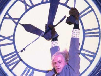 El profesor Doc cuelga de un reloj en la primera película de la saga.