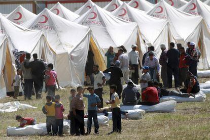 Ciudadanos sirios llegan a la provincia de Idlib, muy cerca de la frontera con Turquía.